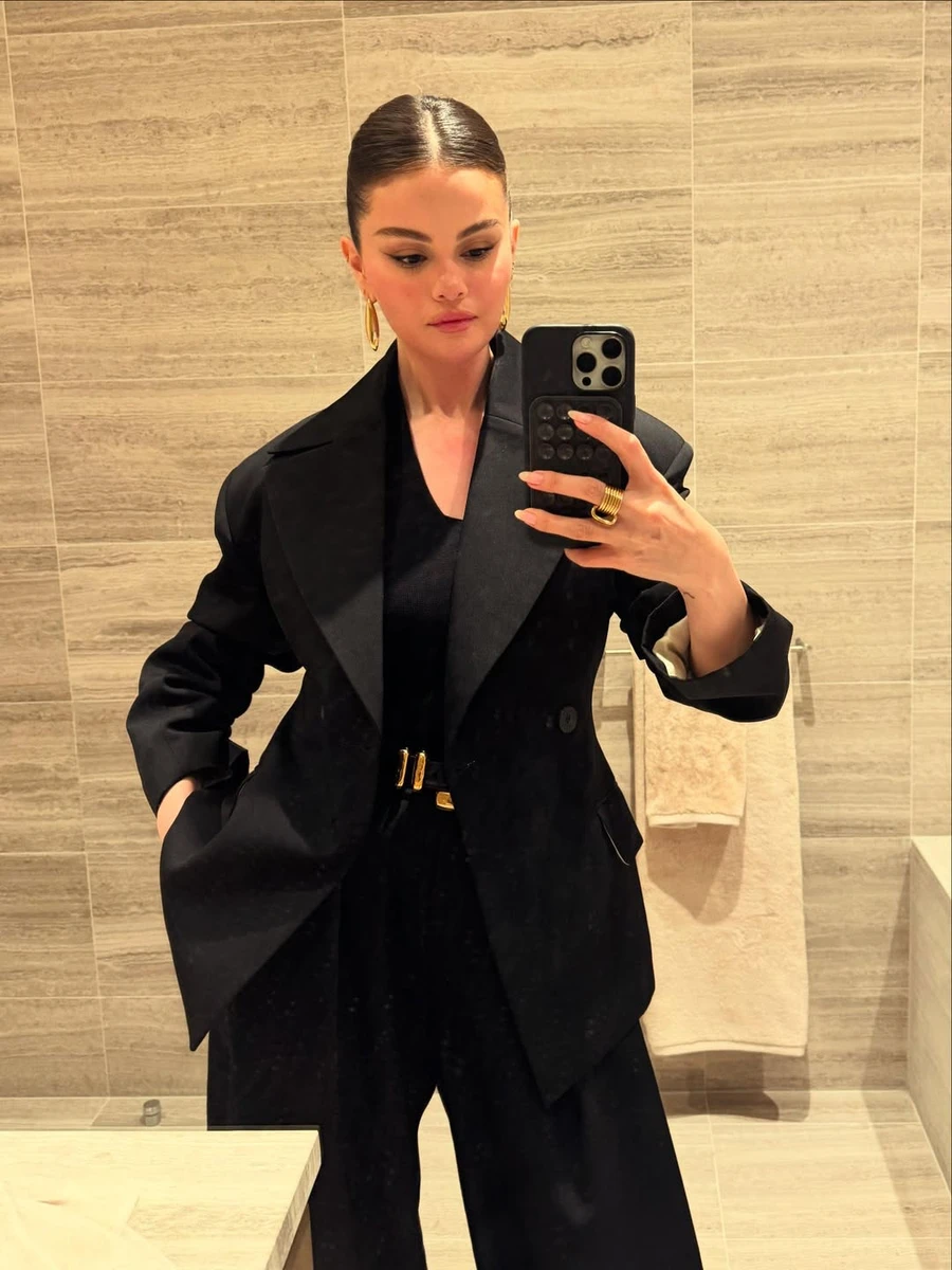 Селена Гомес ефектно попозувала у чорному діловому костюмі