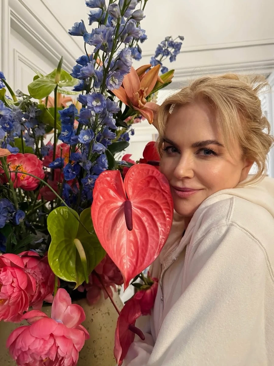 Ніколь Кідман попозувала коло квітів