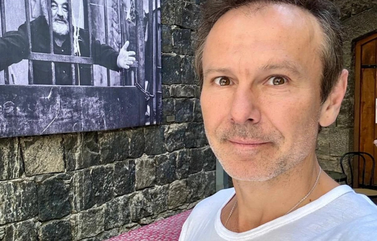 Святослав Вакарчук позує для фото