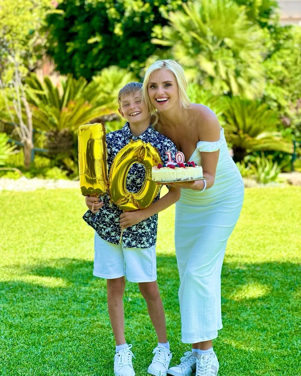 Ірина Федишин в сукні попозувала з сином на його 10-річчі