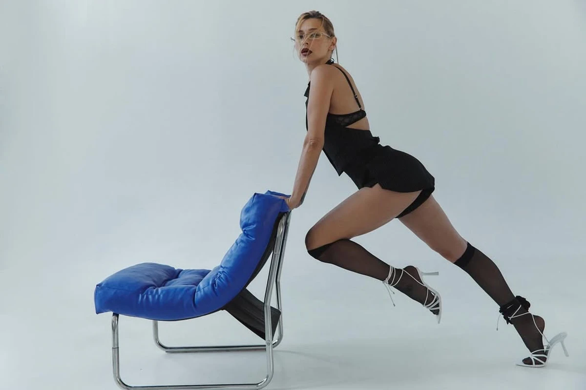 Співачка в окулярах та на підборах