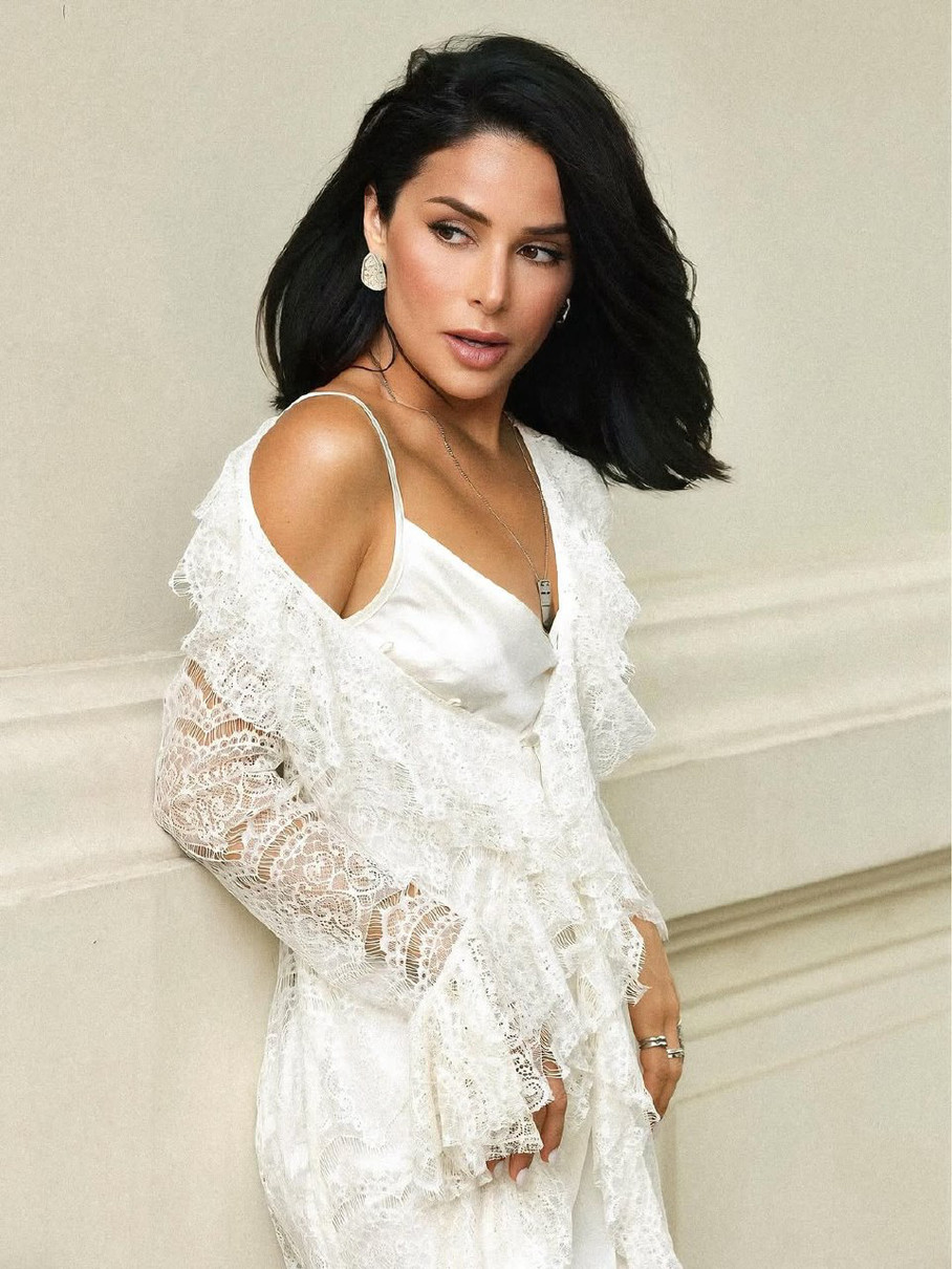 Огнєвіч у сукні і мереживі