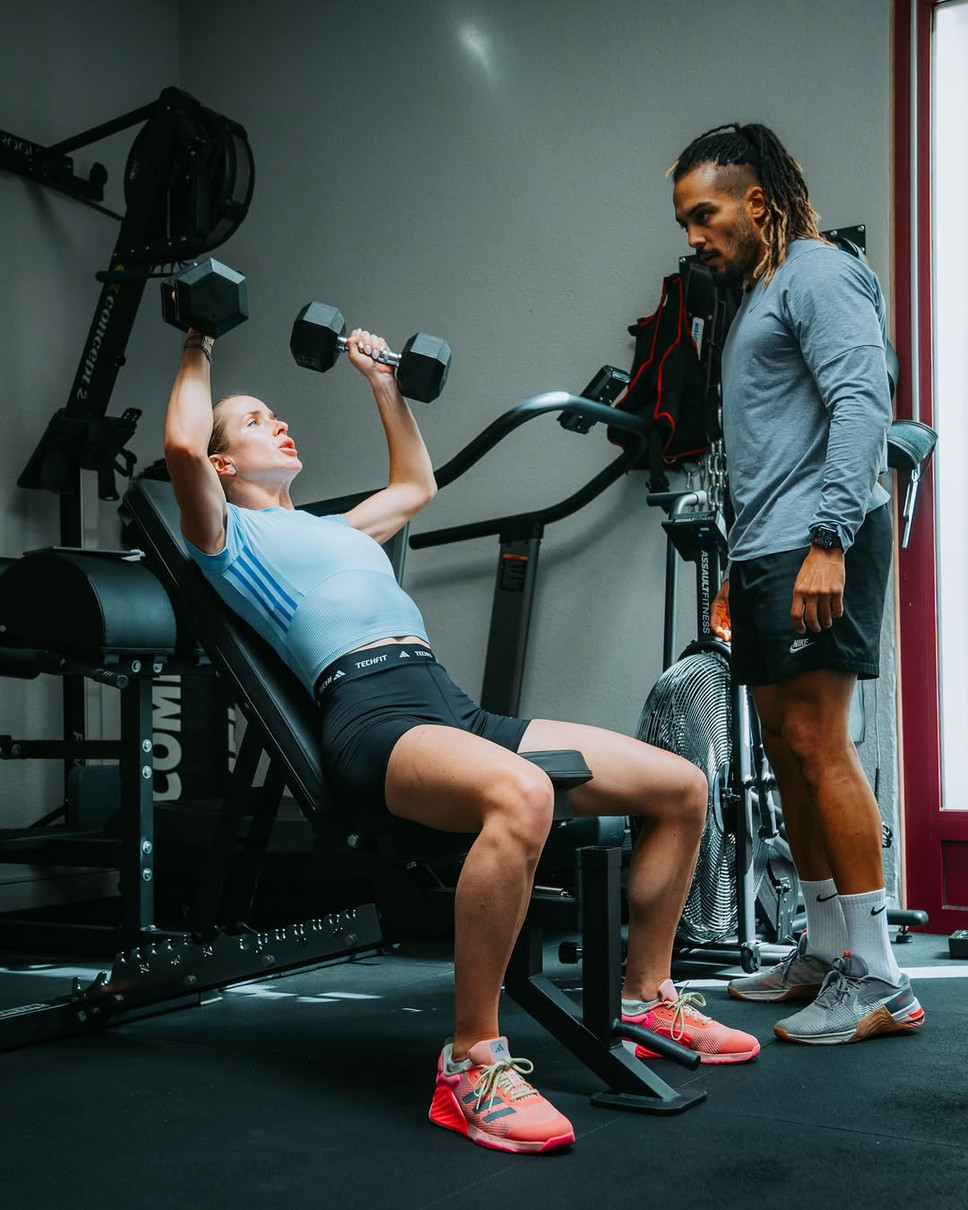 Еліна Світоліна у шортах показала вправу з гантелями в спортзалі