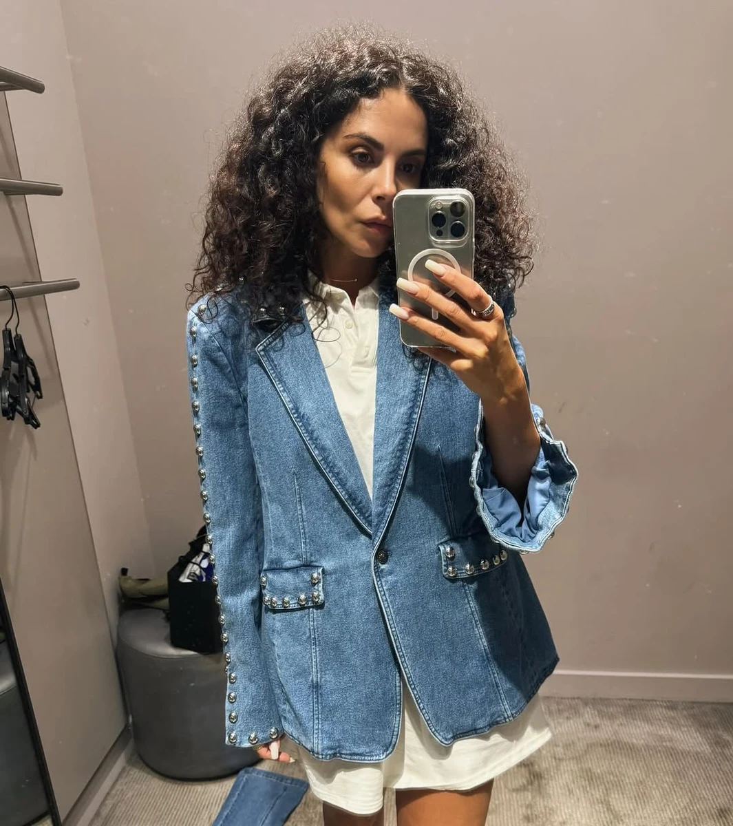 Настя Каменських у міні та джинсовці попозувала перед дзеркалом