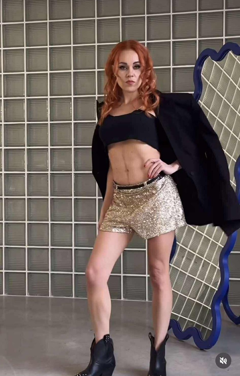 Олена Тополя показала шрам на животі