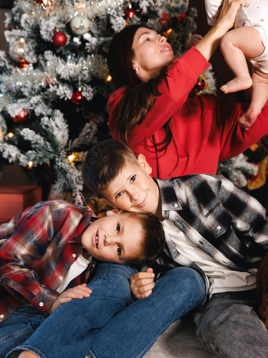 Дружина Реброва показала святкові фото з синами в яскравих луках