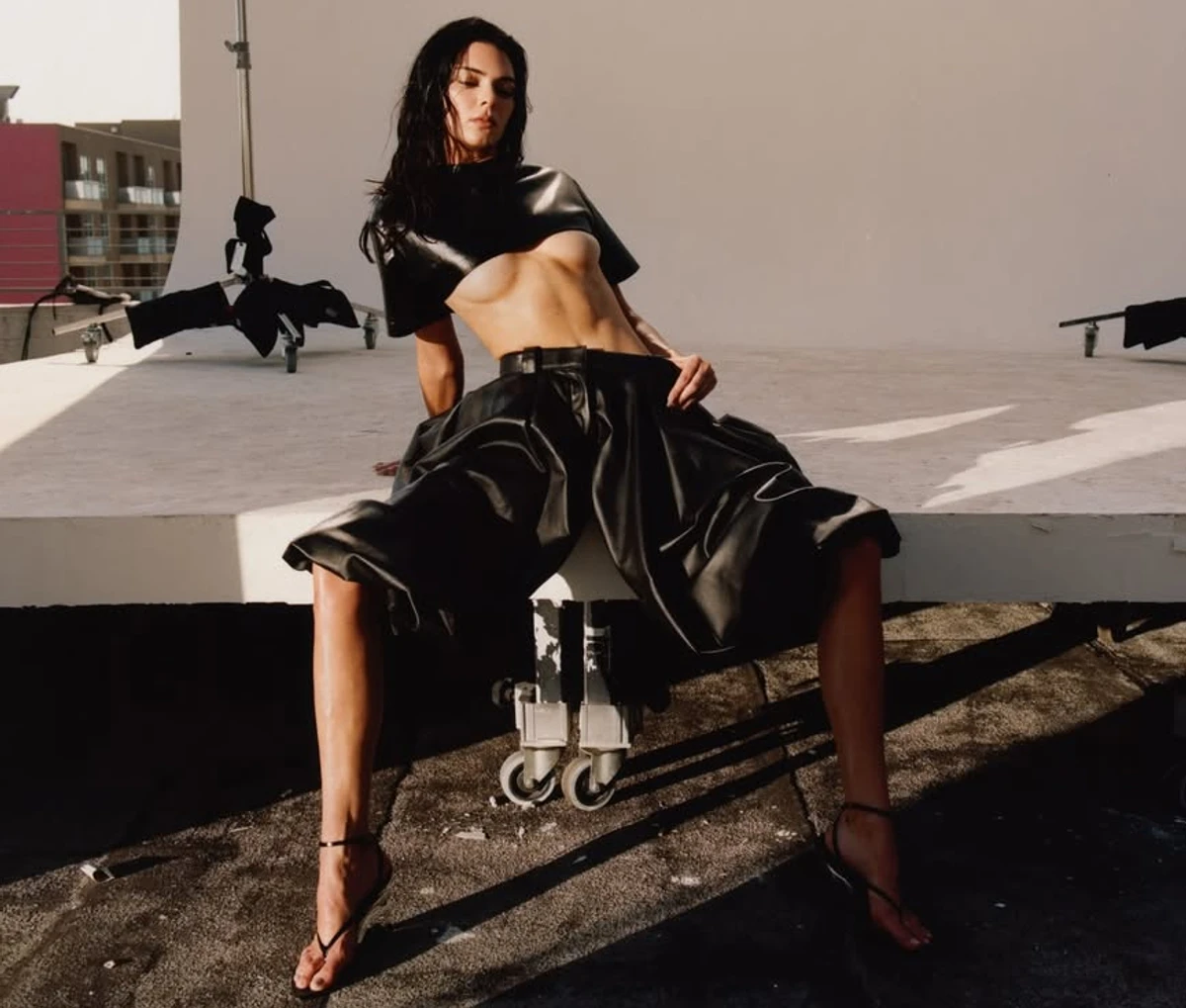 Кендалл Дженнер посвітила грудьми у коротенькому топі