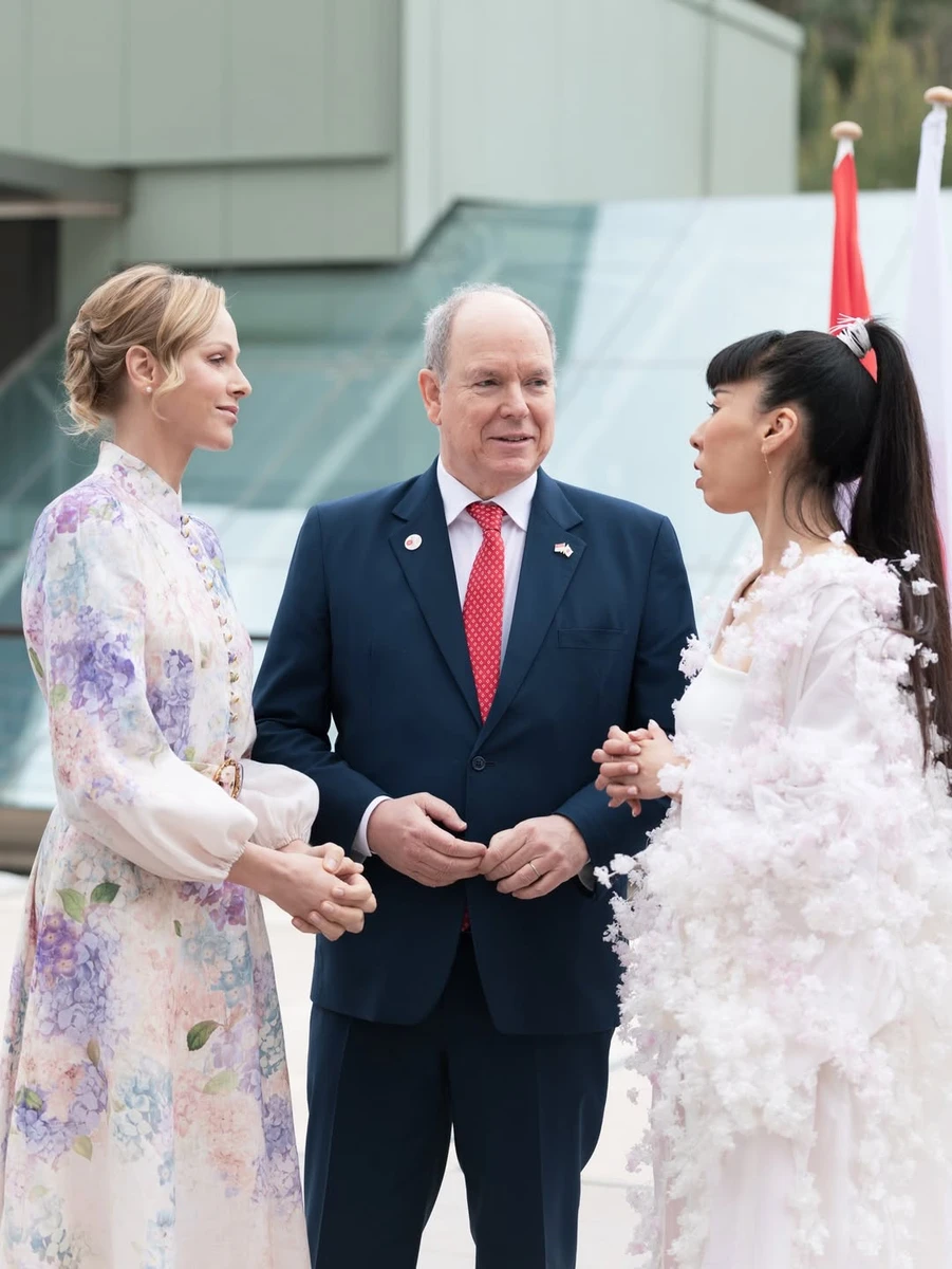 Княгиня Шарлін у весняній сукні відвідала офіційний захід