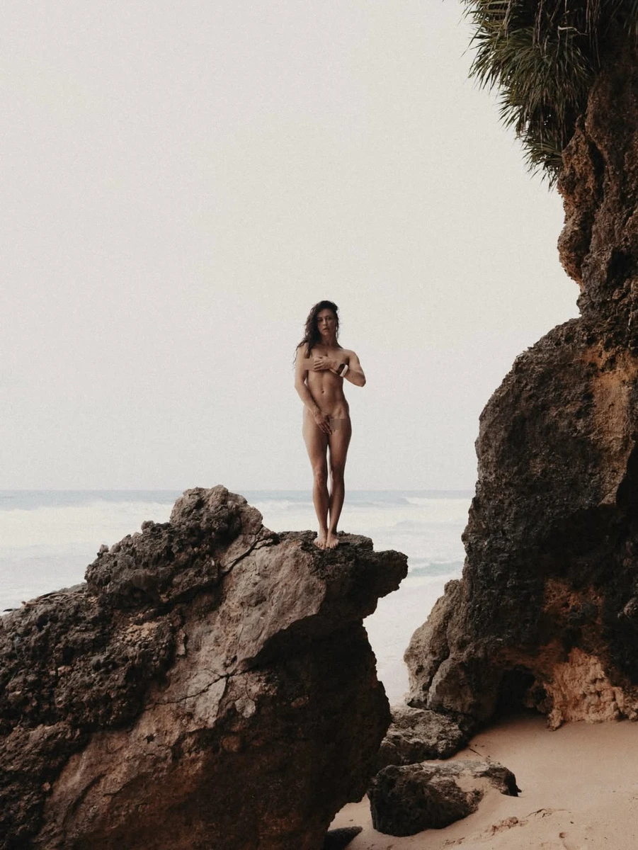 Маремуха попозувала на скелі оголеною