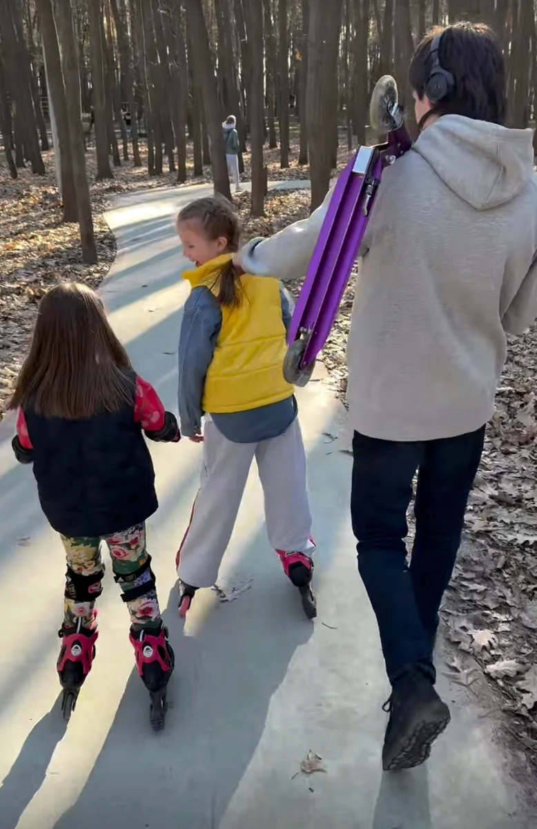 Сергій Притула показав, як син допомагав сестрам їздити на роликах