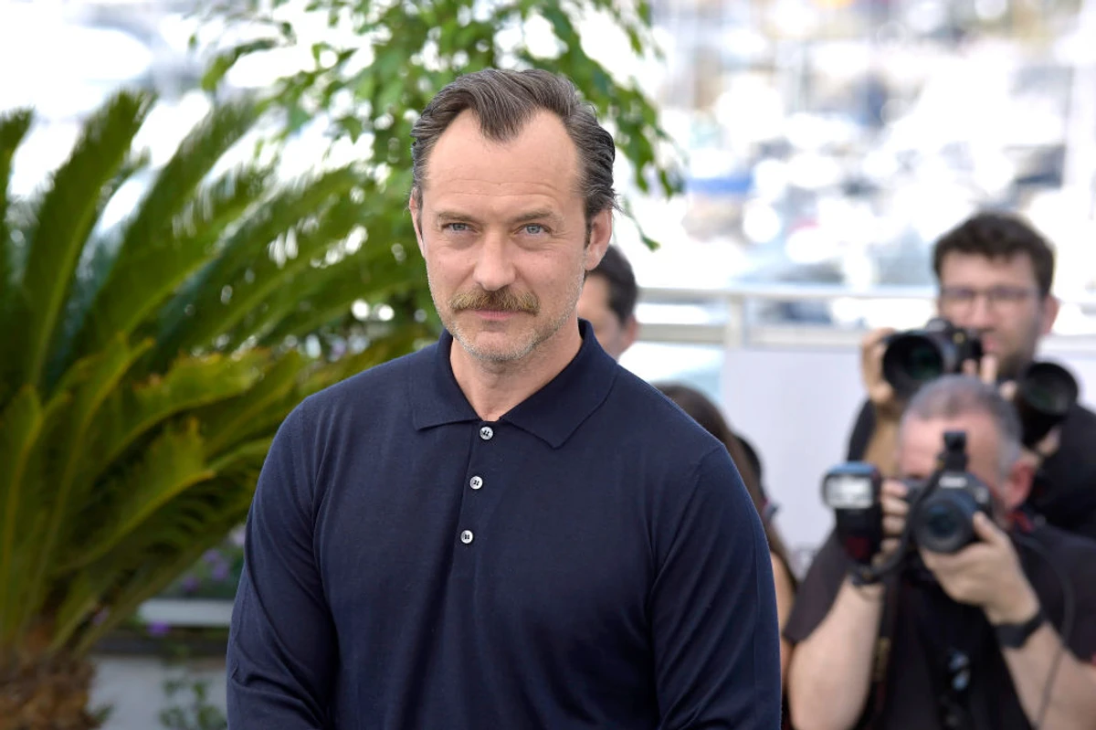 50-річний Джуд Лоу є фігурантом не лише історії про позашлюбну дитину. Актор також відрізнився гучним скандалом через зраду своїй колись нареченій Сієнні Міллер