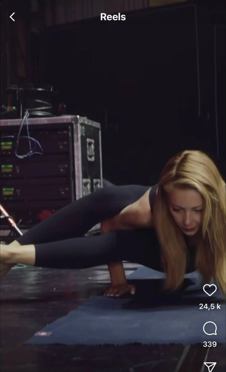 Тіна навіть може робити відтискання в таких позах