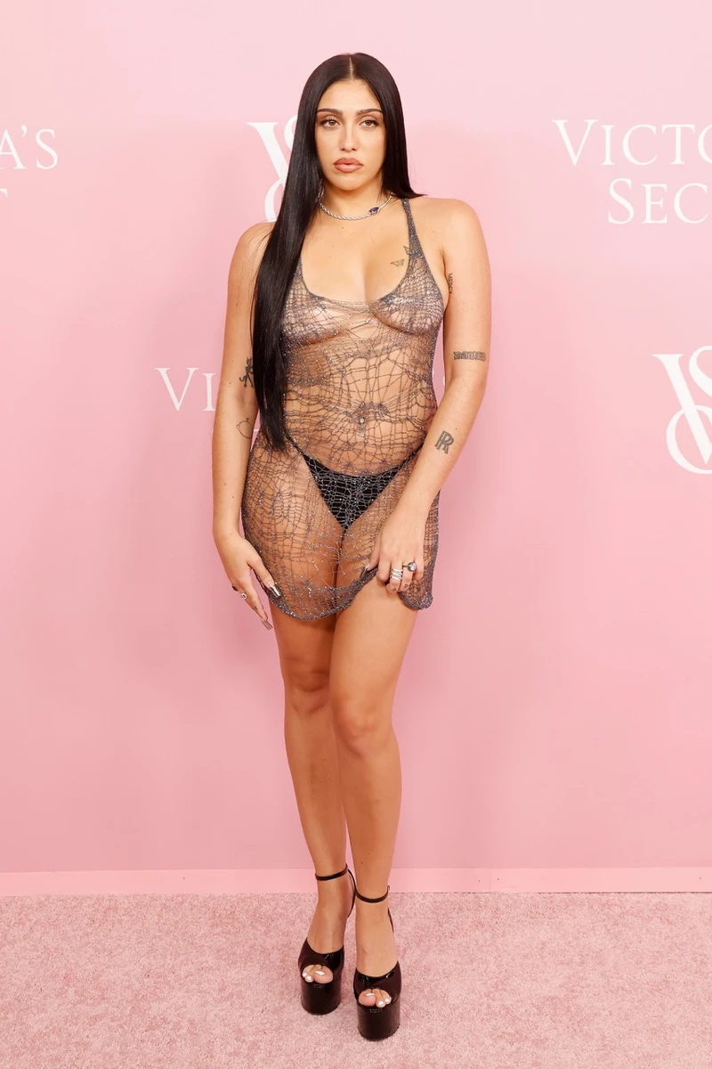 Прозорі міні сукні - те, чим Лурдес точно не здивує