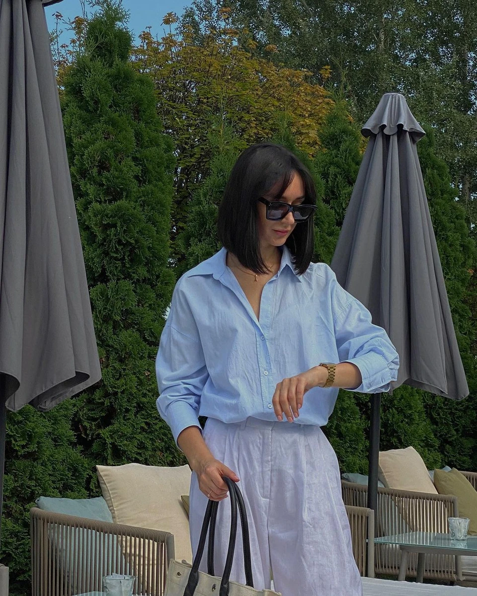 Ніжний образ можна створити за допомогою світлого низу - спідниці чи шортів