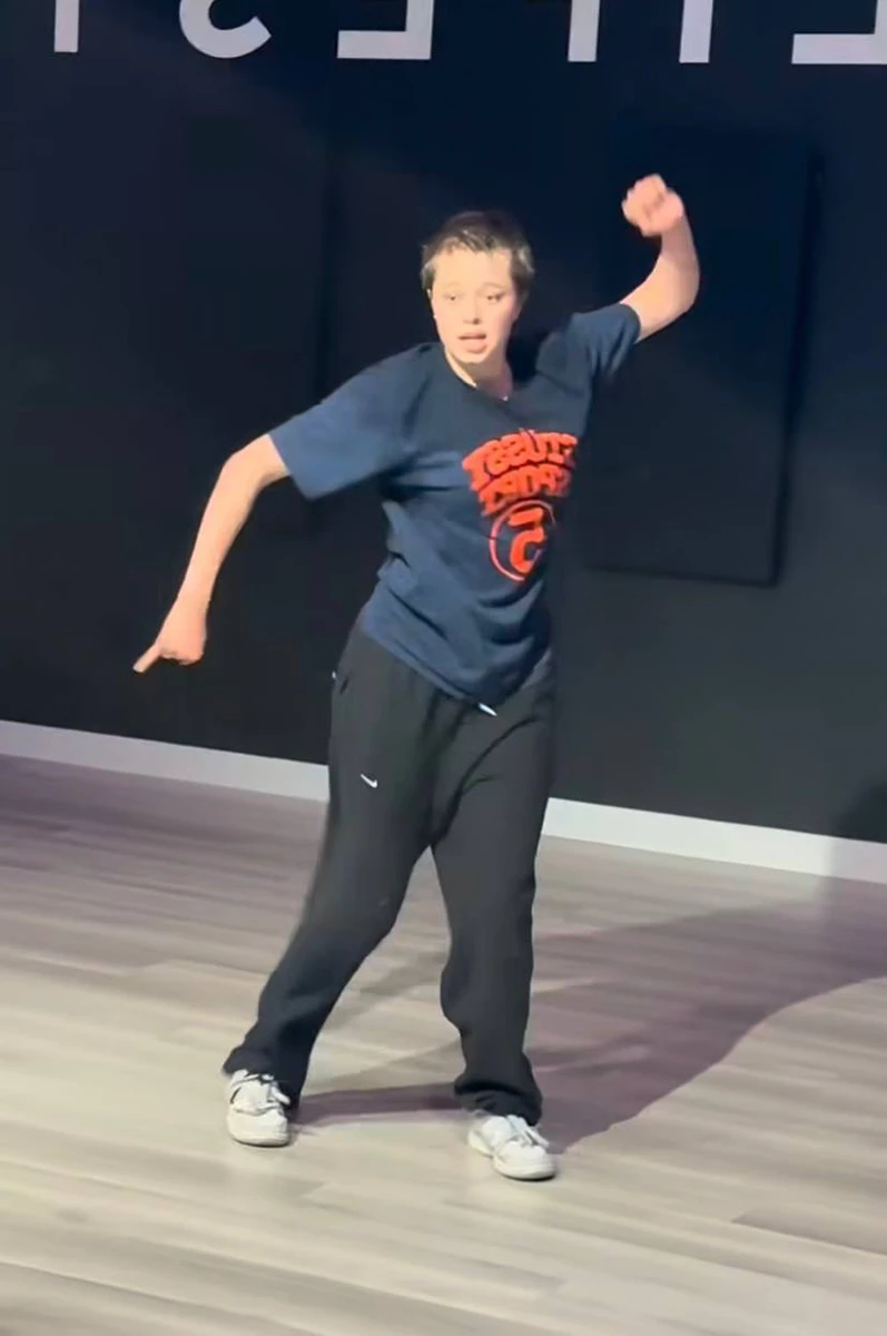 Енергійні рухи даються дівчинці надзвичано легко