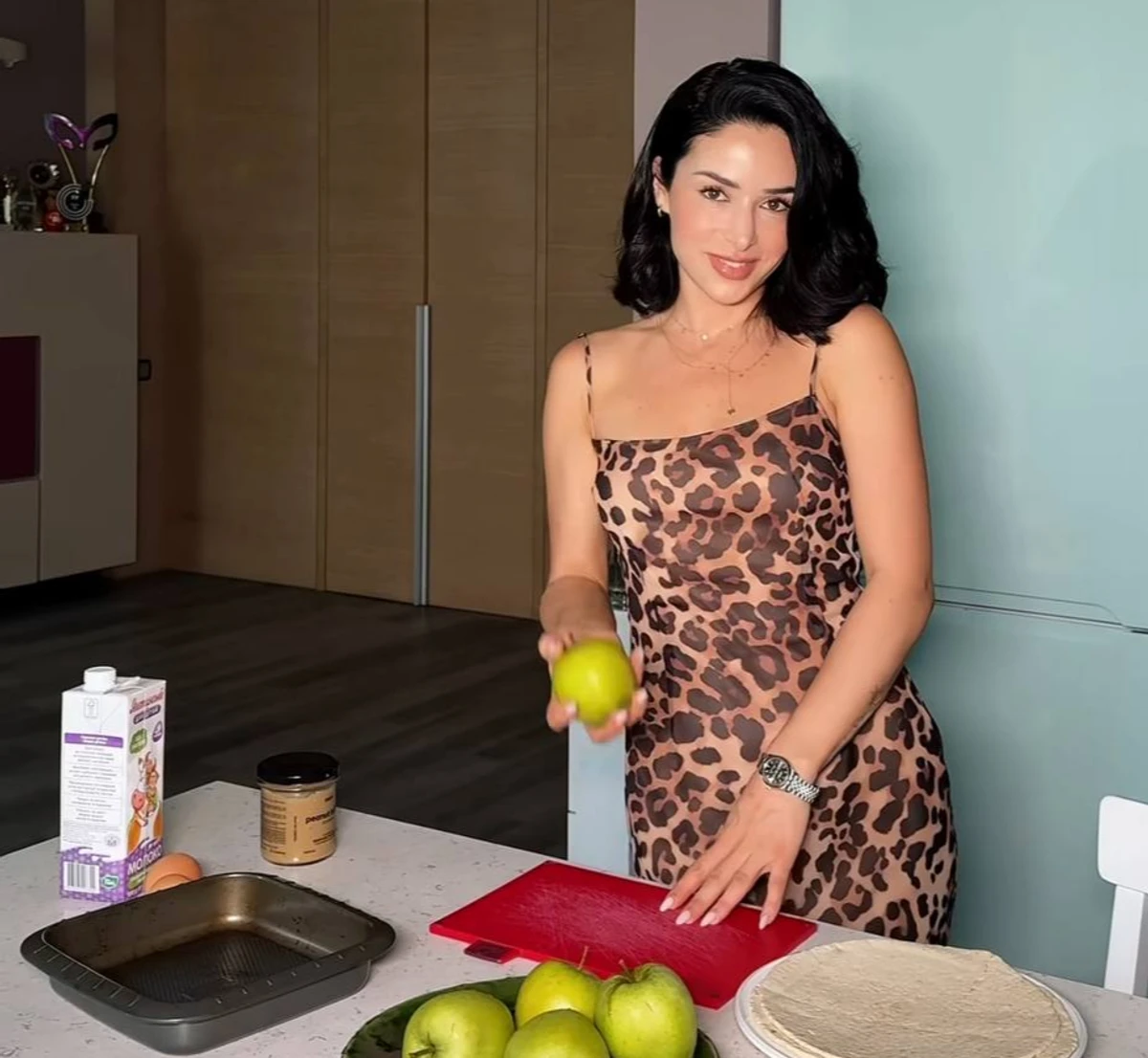 Огнєвіч в леопардовій сукні