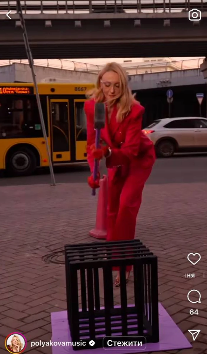 Оля Полякова з молотком