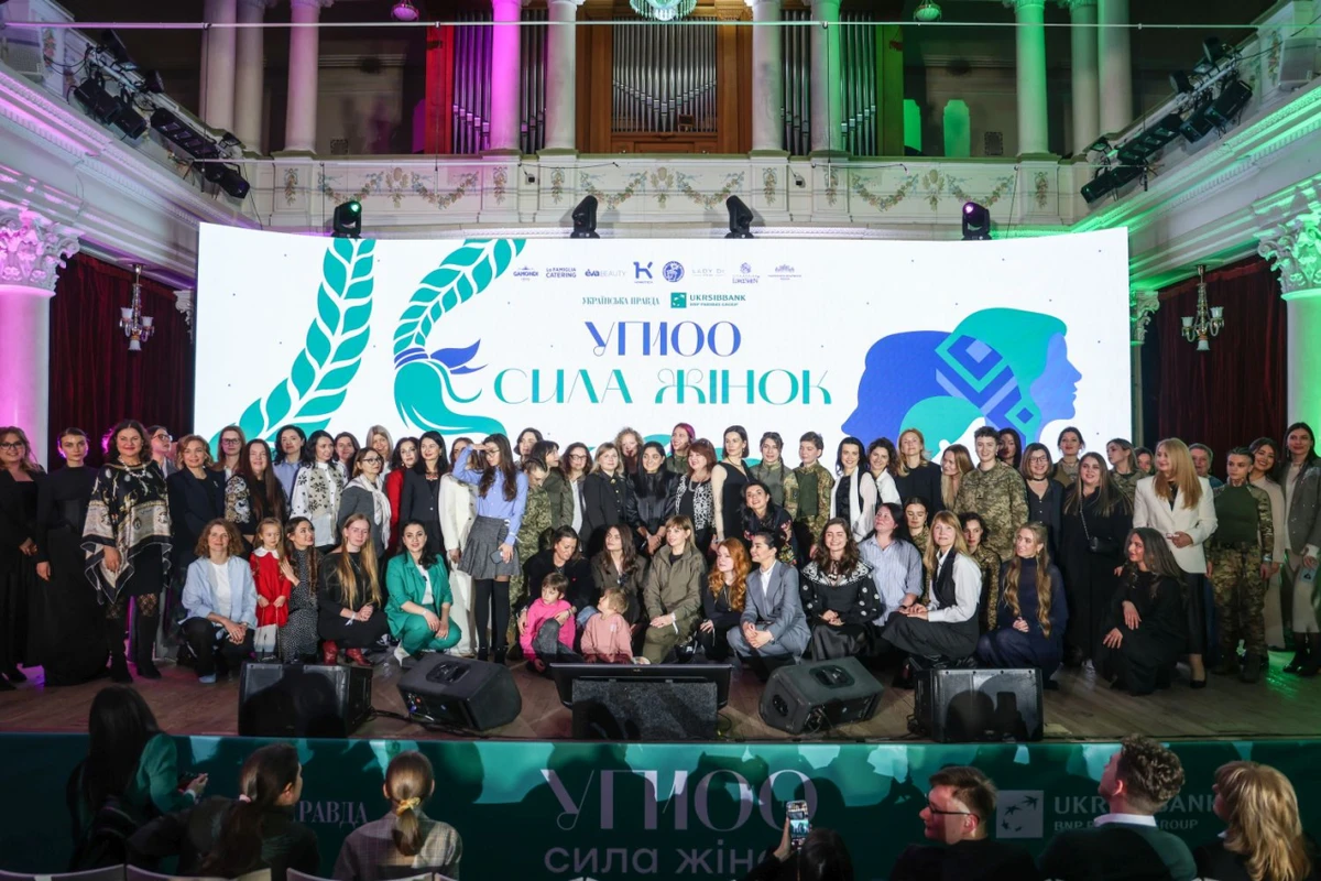 Лауреатки УП100 Сила жінок зібралися на сцені для фото 