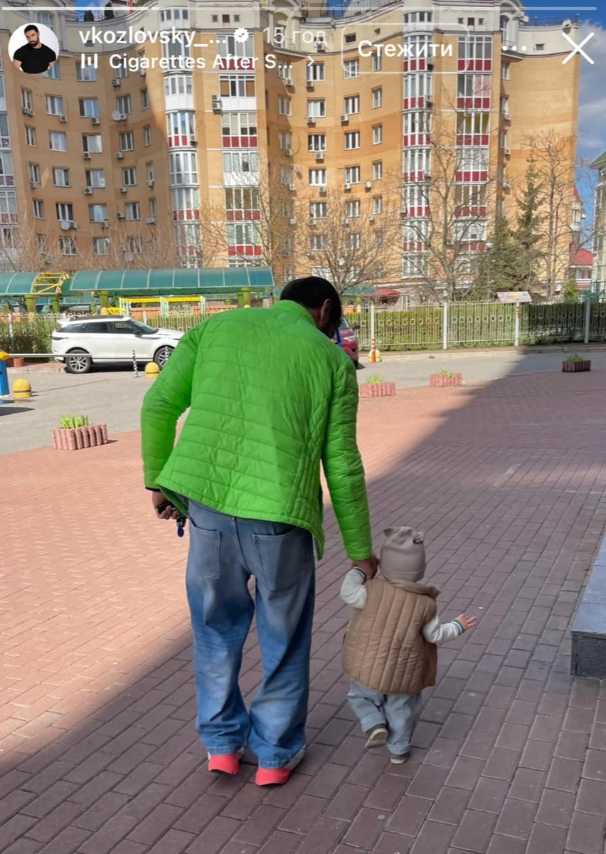 Віталій Козловський з сином на прогулянці