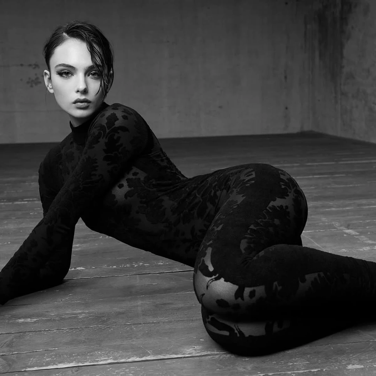 Дева Кассель у прозорому луці повигиналася на підлозі