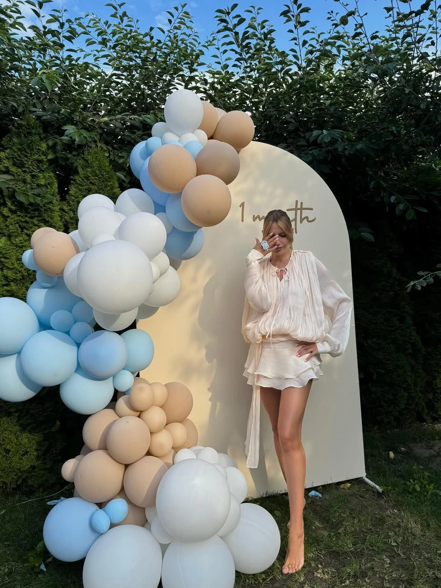 Леся Нікітюк посвітила довгими ногами на святі свого 1-місячного сина