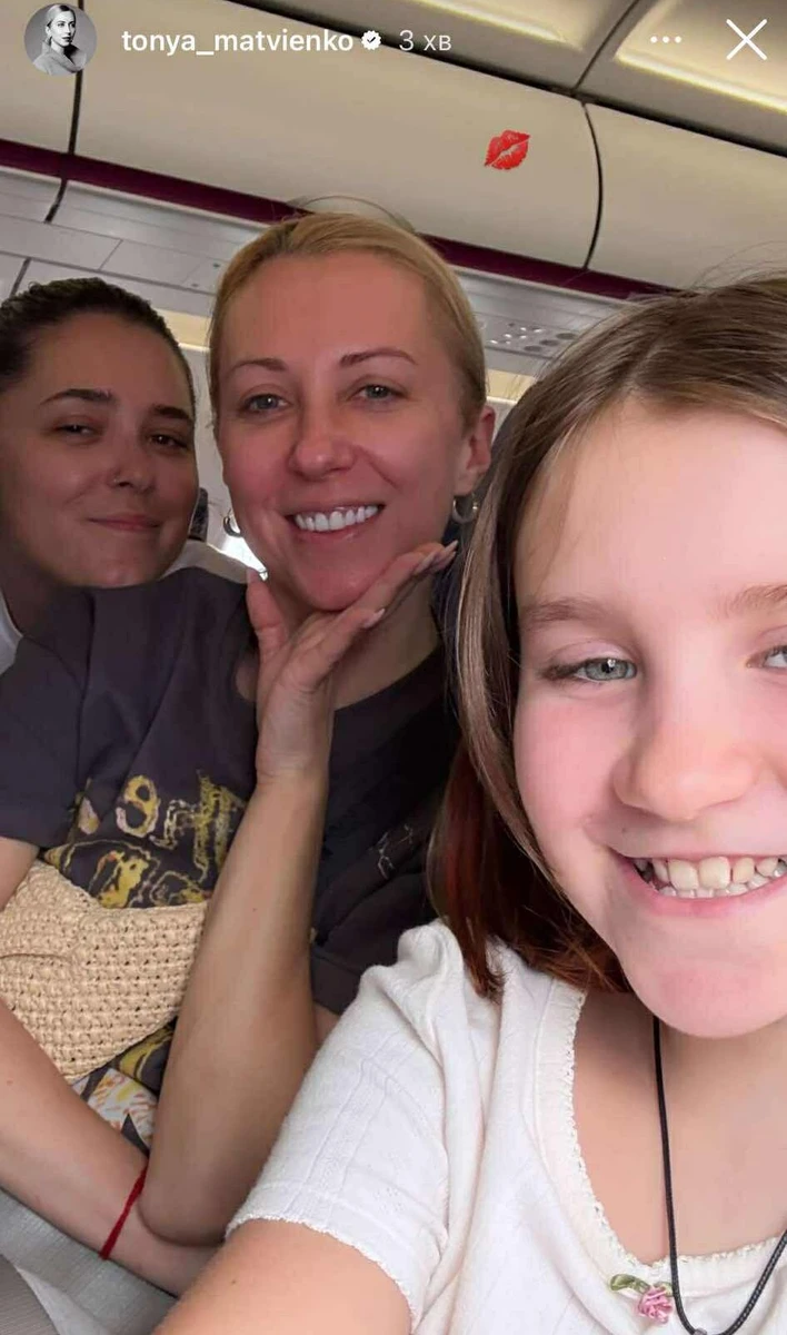 Тоня Матвієнко з двома доньками
