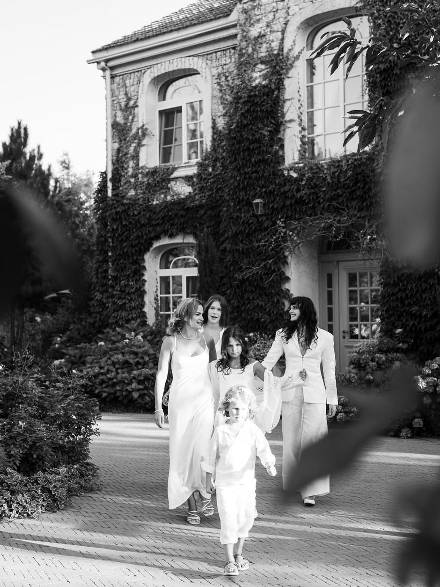 Ексдружина Пятова з чотирма дітьми попозували для чуттєвих сімейних фото