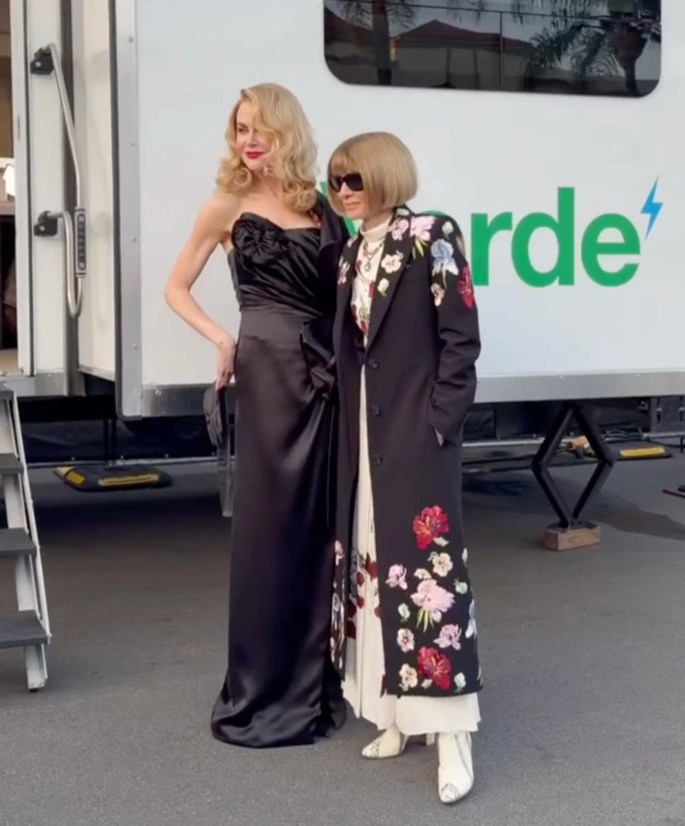 Ніколь Кідман обійнялася з Анною Вінтур на показі Vogue