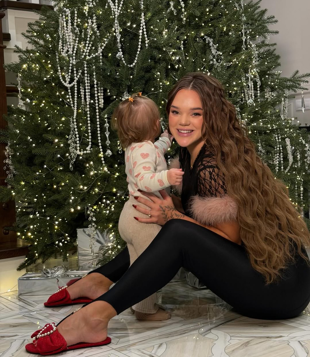 Юлія Верба в лосинах пообіймалася з дочкою біля ялинки
