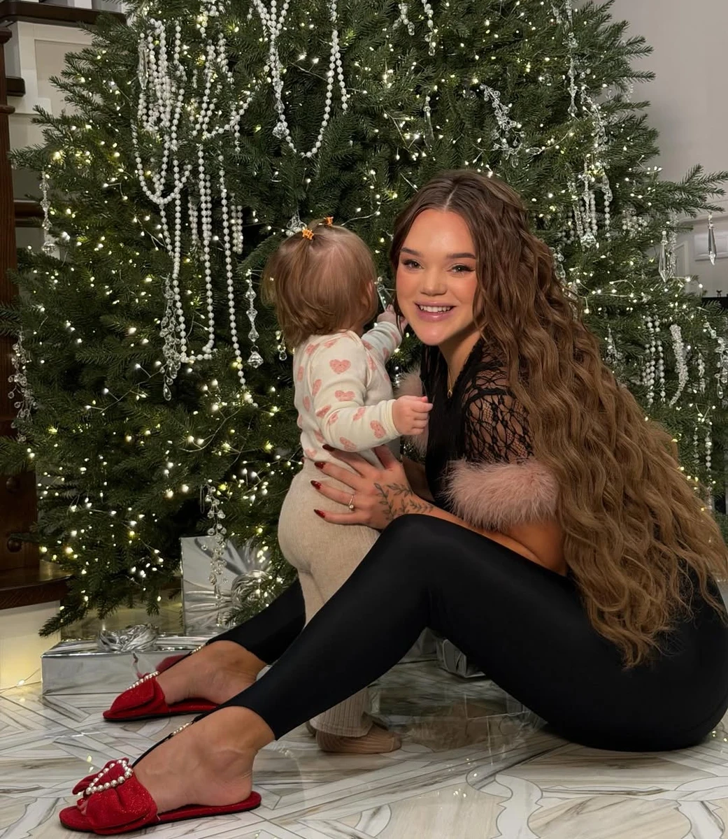 Юлія Верба в лосинах пообіймалася з дочкою біля ялинки