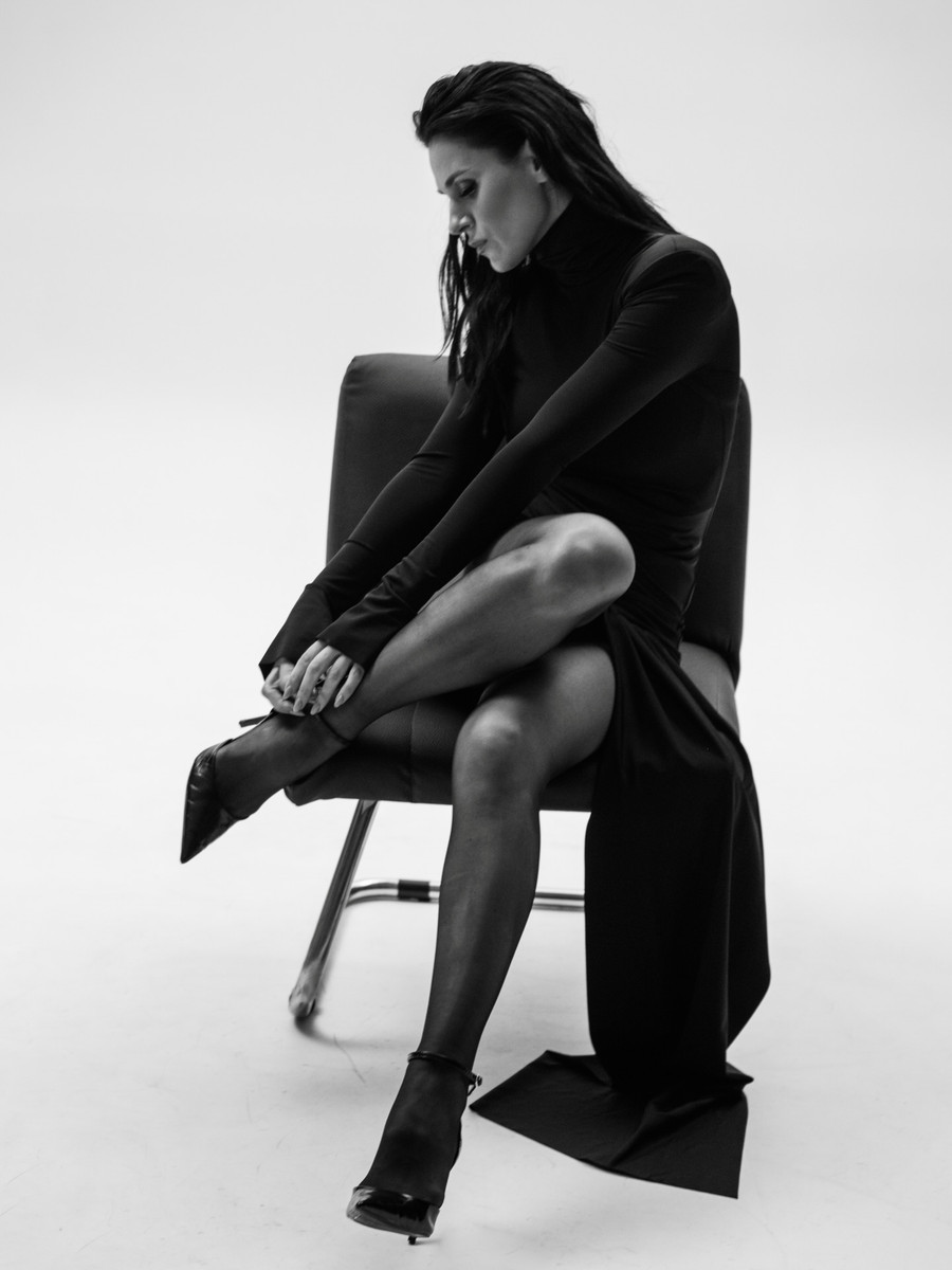 Маша Єфросиніна позує на стільці