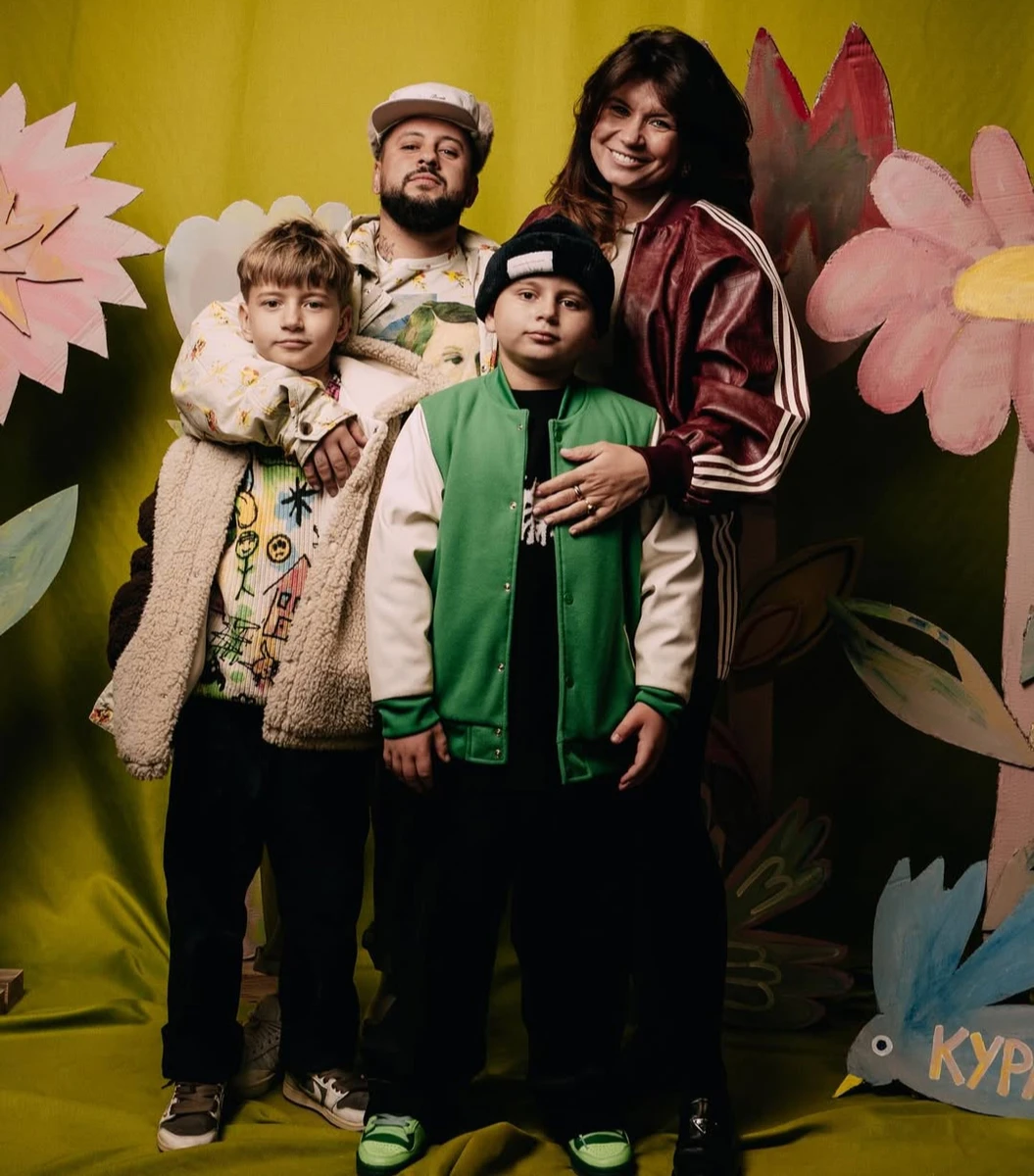 Дмитро та Ірина Монатіки обійняли синів у стильних луках на Куражі