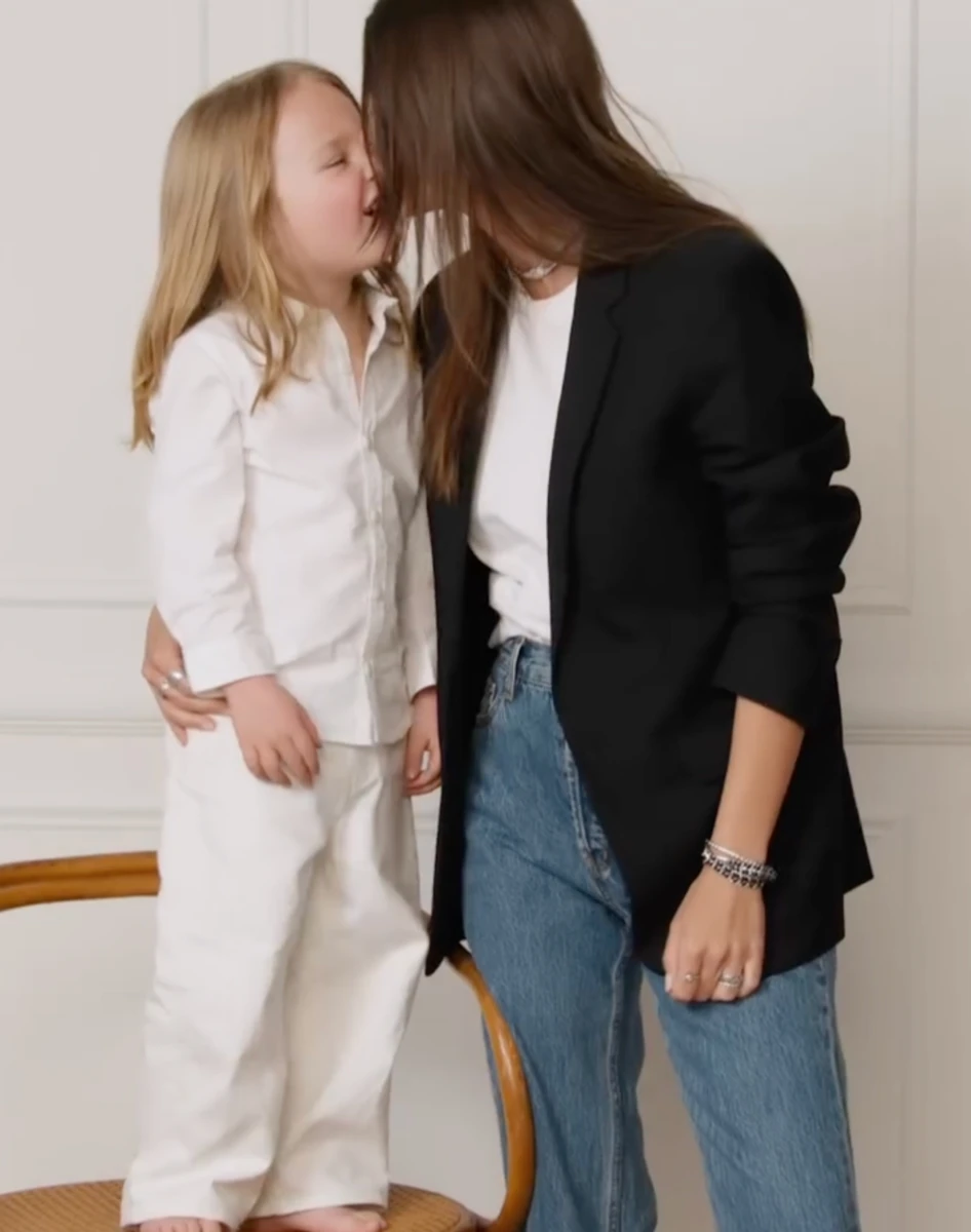 Емілі Ратаковскі замилувала цілунком із сином для модної реклами