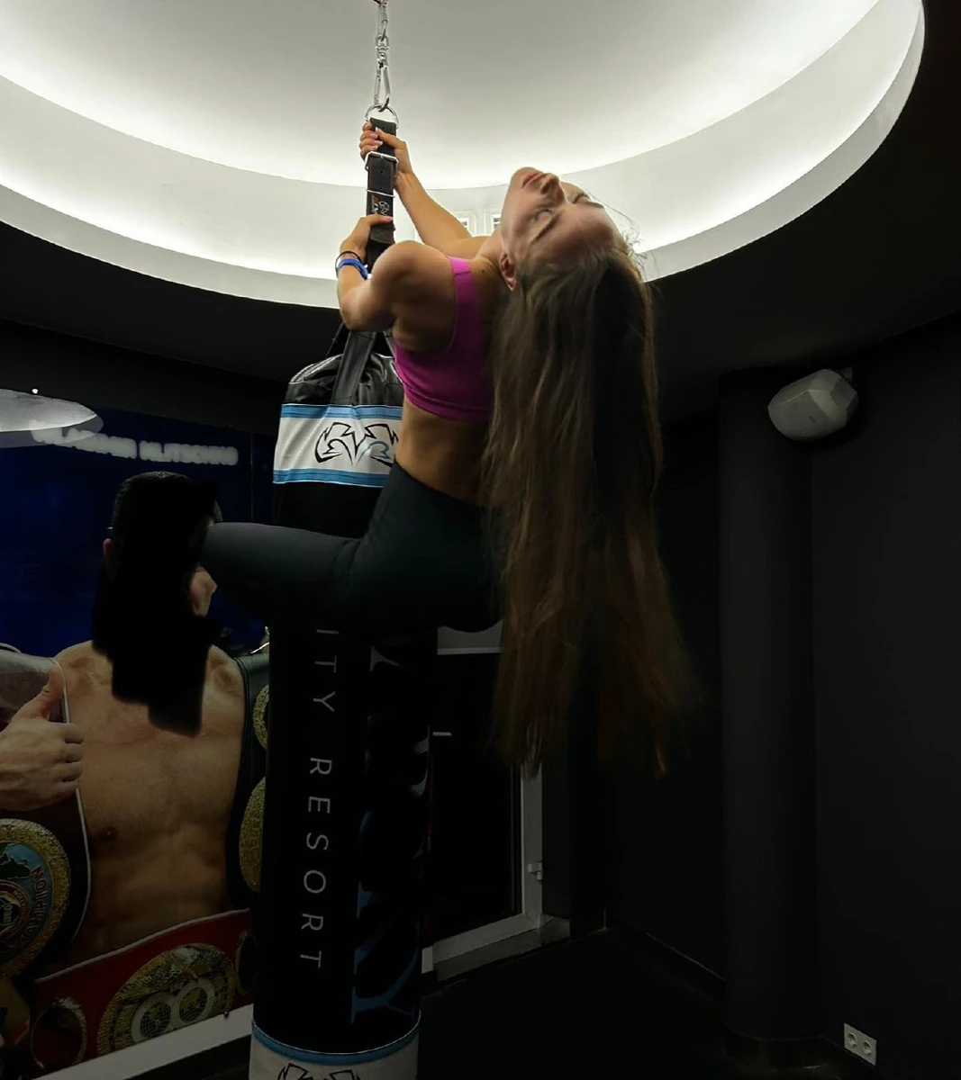 Цікаво, скільки Мішина може так провисіти?