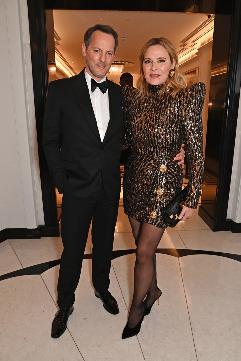 Пара разом вже понад 6 років. Кім та Рассел познайомилися на записі інтерв'ю для BBC Radio, продюсером якого є чоловік