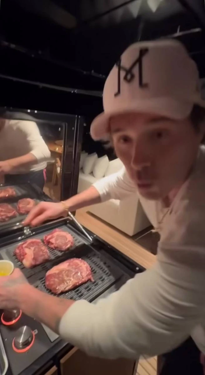 Бруклін заходився готувати для родини. Цікаво, що його кулінарні навички часто критикували в мережі