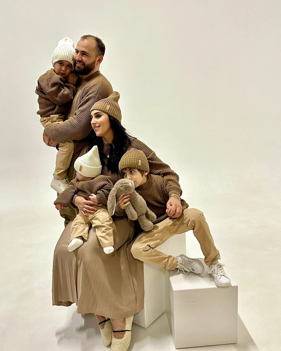 Джамала з трьома синами і чоловіком Бекіром