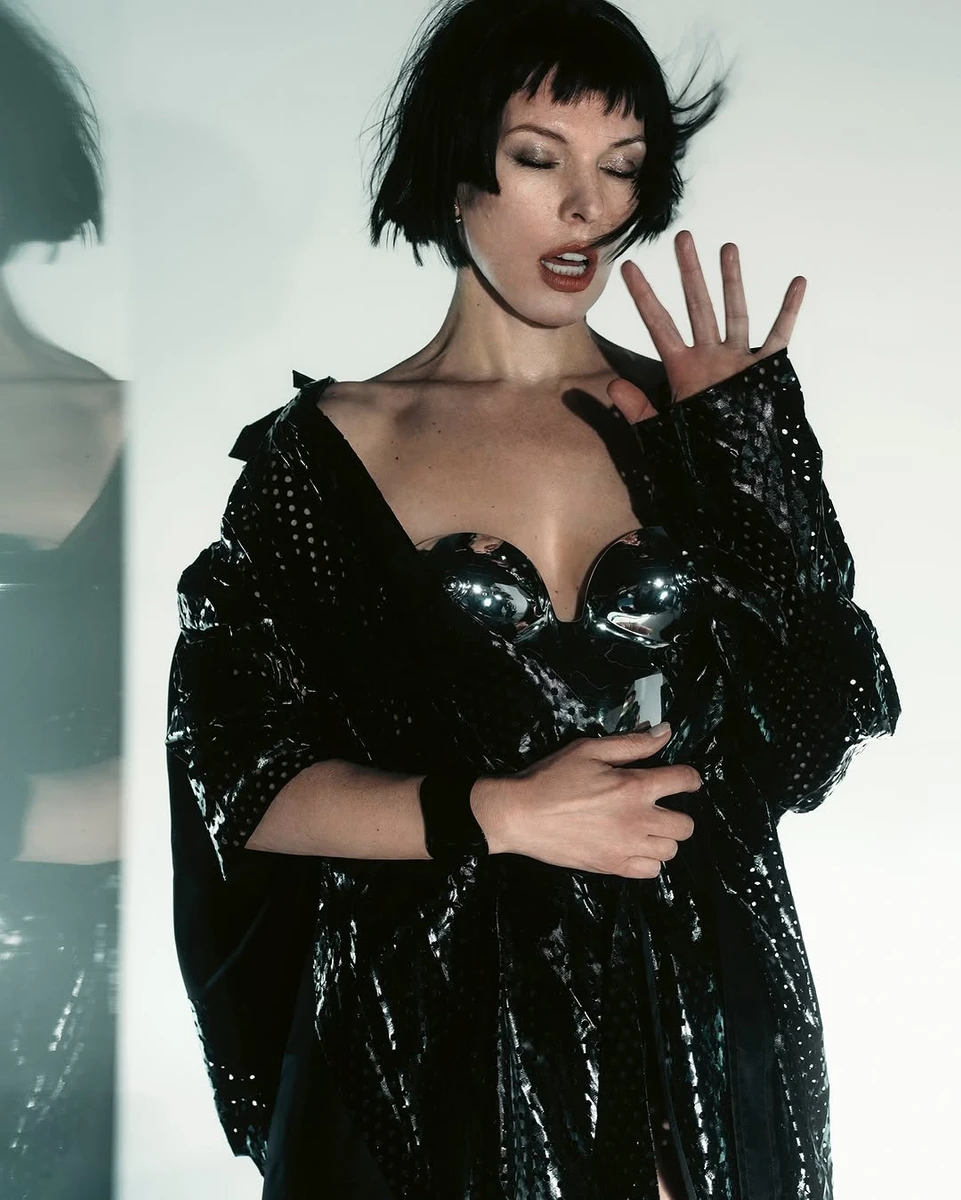 Йовович сфотографувалась у пальті українського бренду