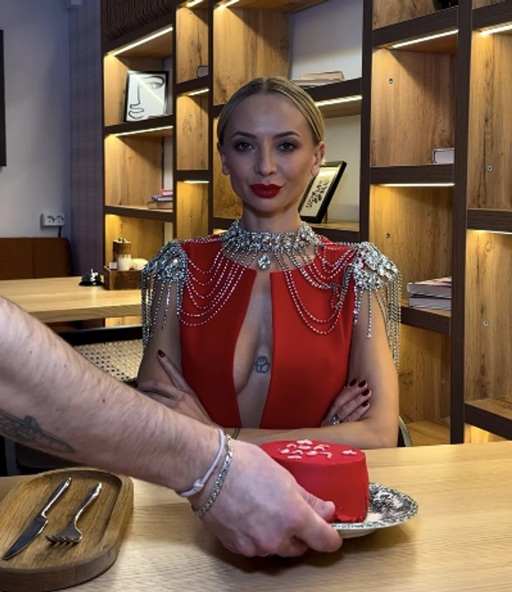 Сопонару вразила куштуванням торта в розкішному образі