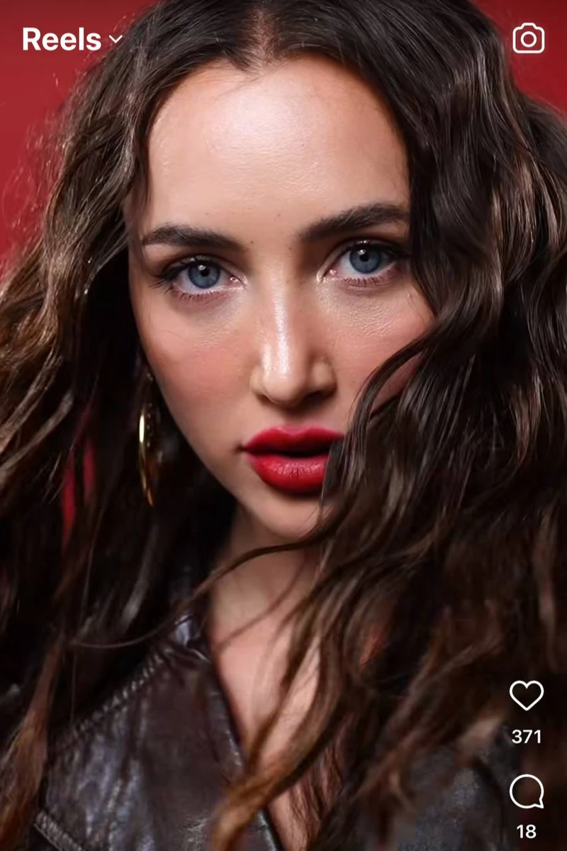 Різатдінова з червоними вустами