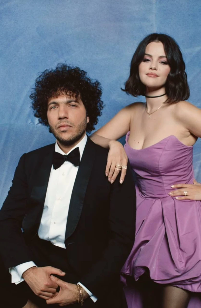 Гомес зі своїм коханим в амплуа випускників