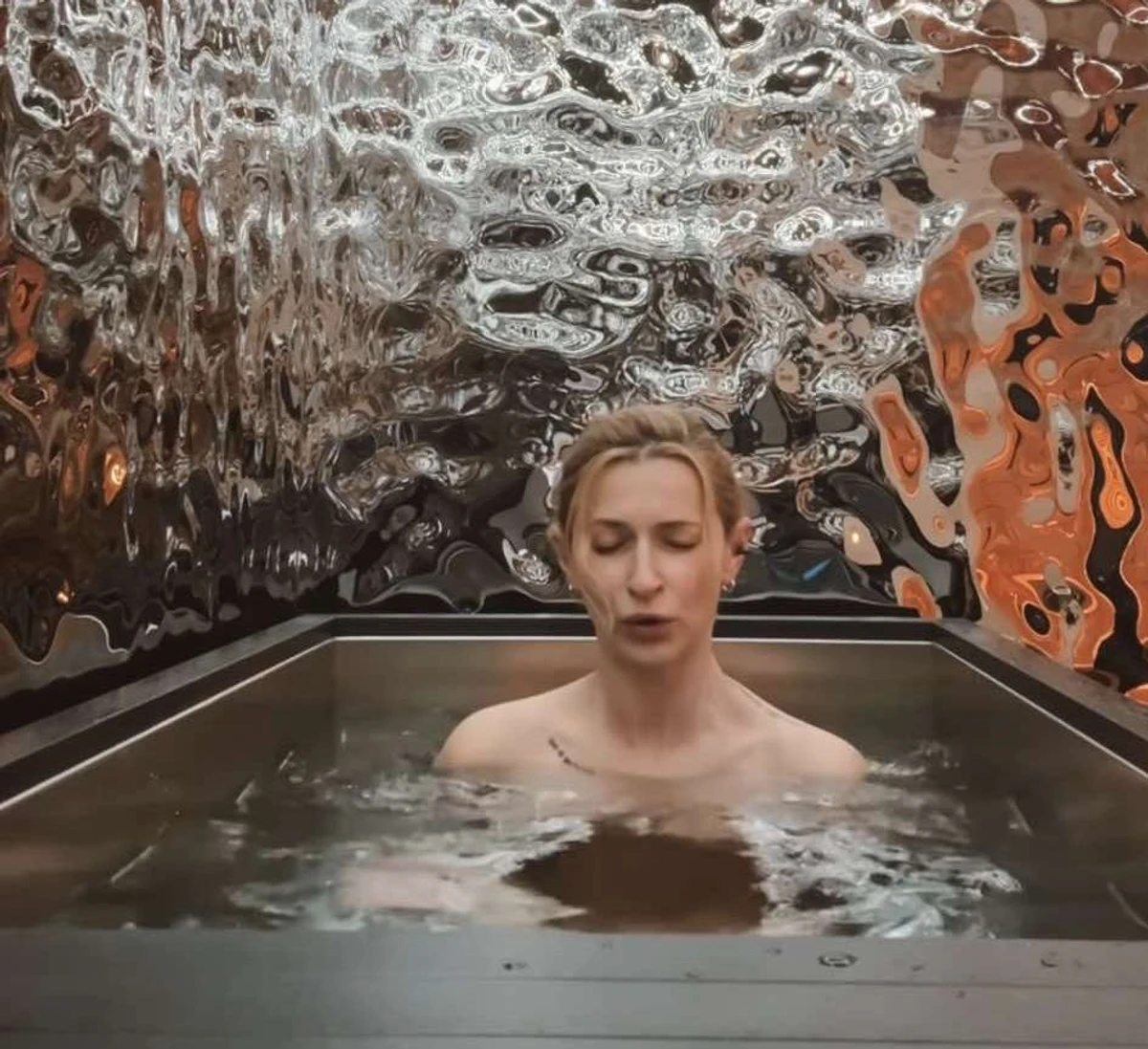 А потім глибоко дихає, сидячи у воді 