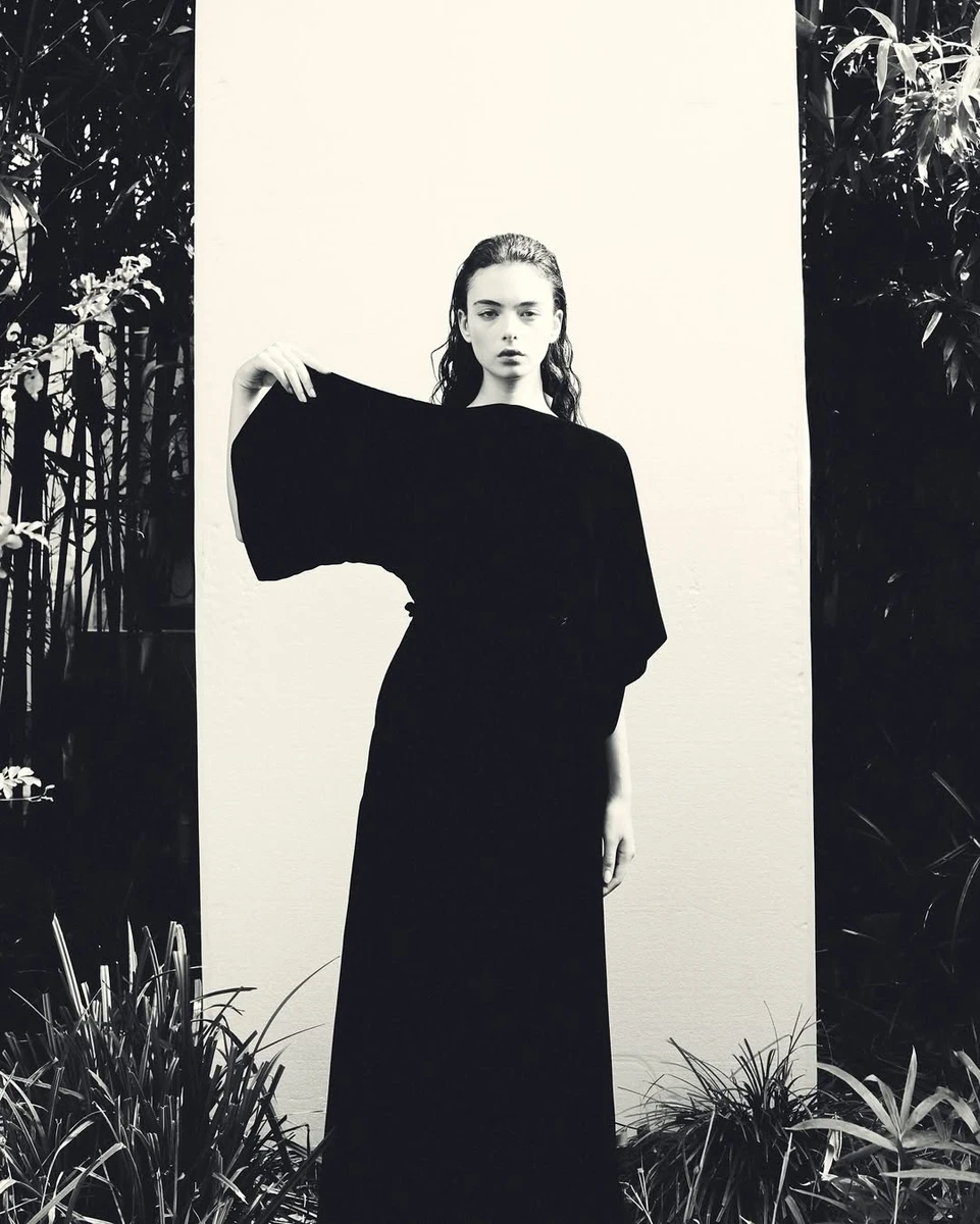 Дева Кассель в незвичній сукні ефектно попозувала біля рослин