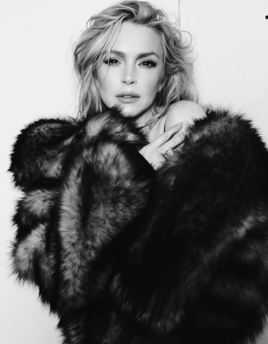 Ліндсей Лохан у шубі попозувала для чуттєвих фото