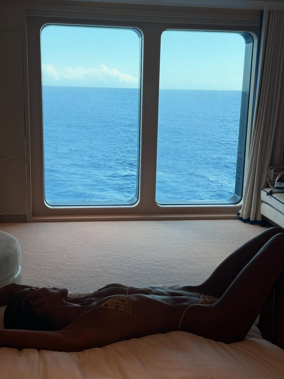 Кохана Касселя у купальнику полежала на тлі моря