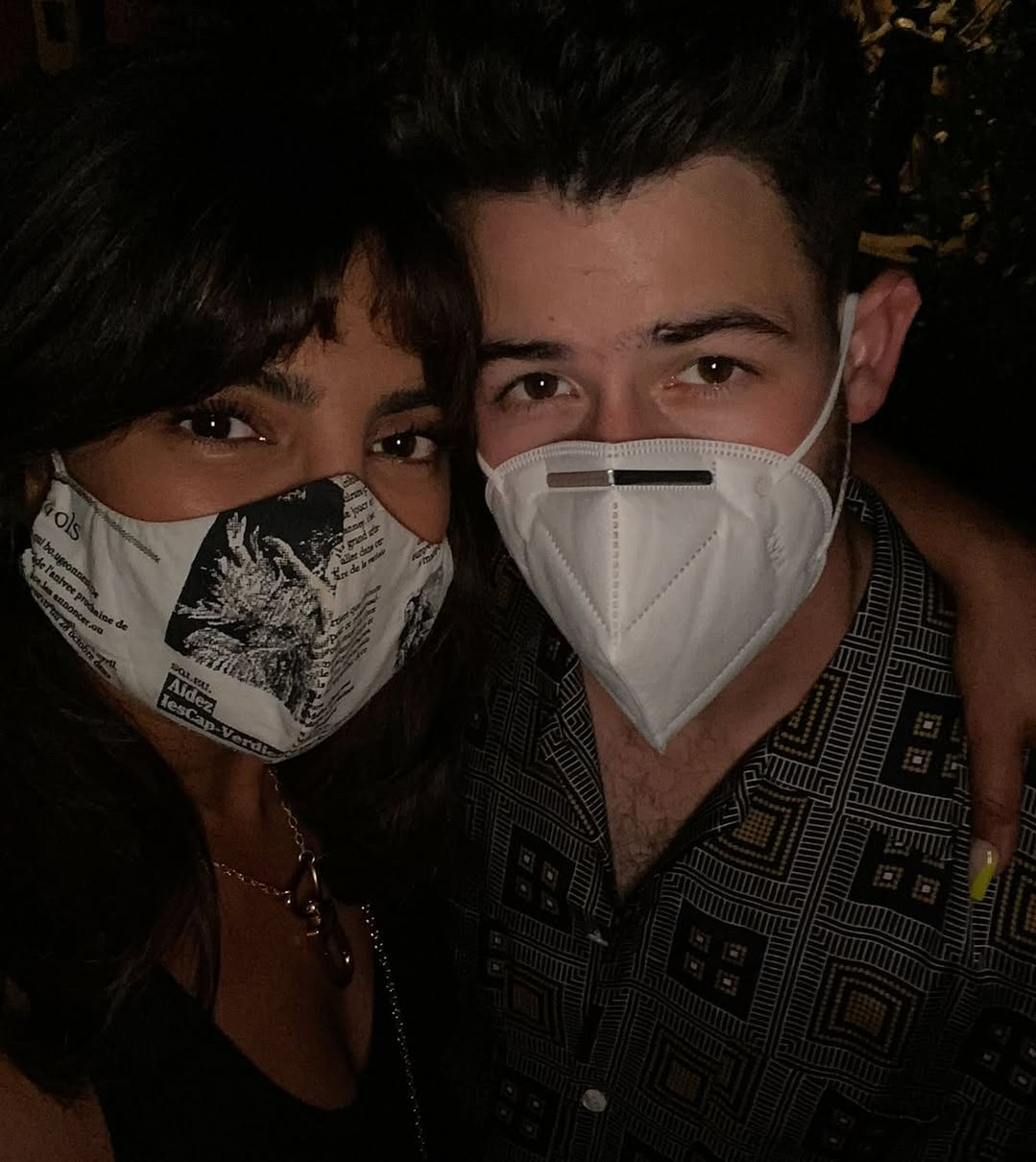 Пріянка Чопра з чоловіком наробили селфі в масках