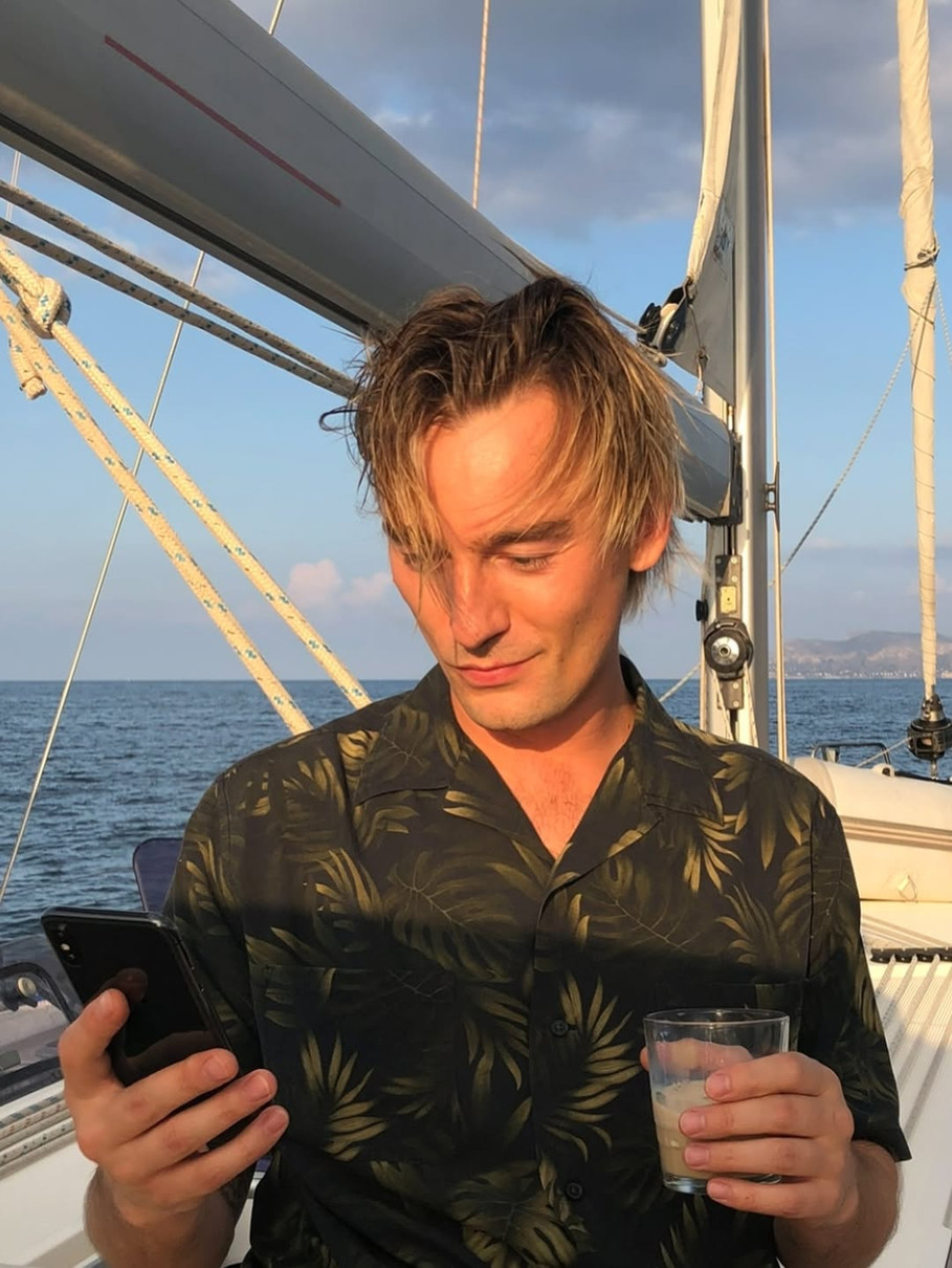 Алан Бадоєв позує для фото