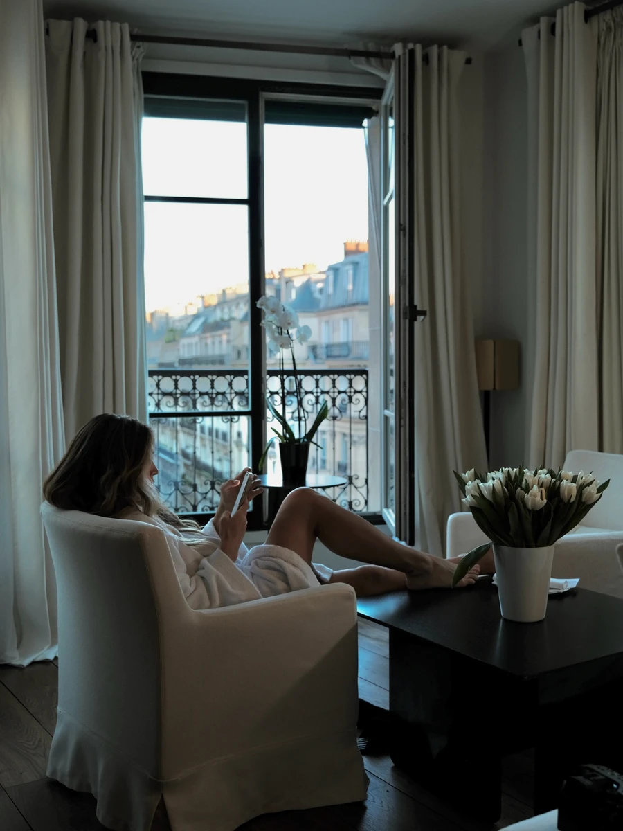 Віра показалася у невимушеній атмосфері паризького готелю 