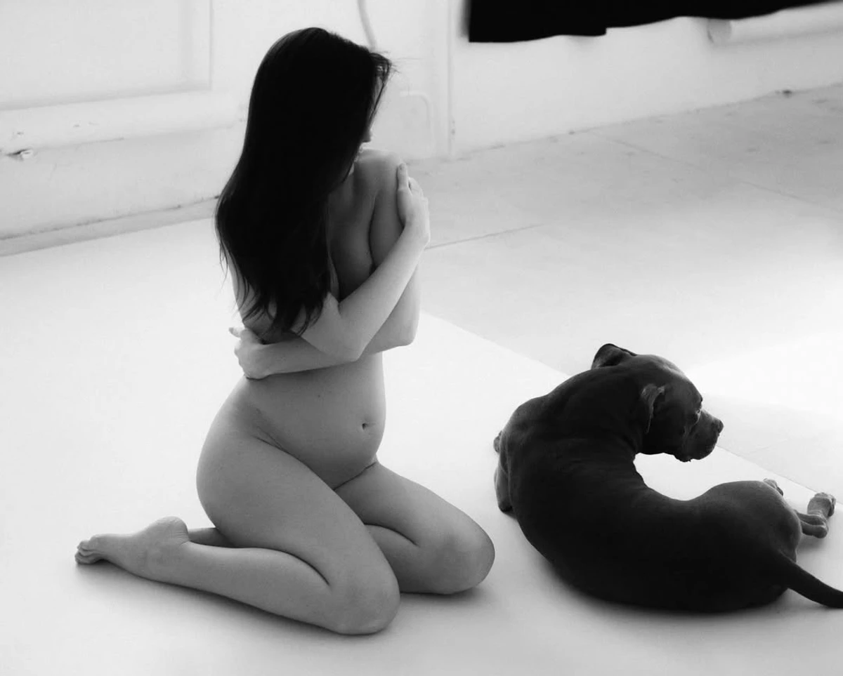 Вагітна Ксюша Манекен голою посиділа на підлозі