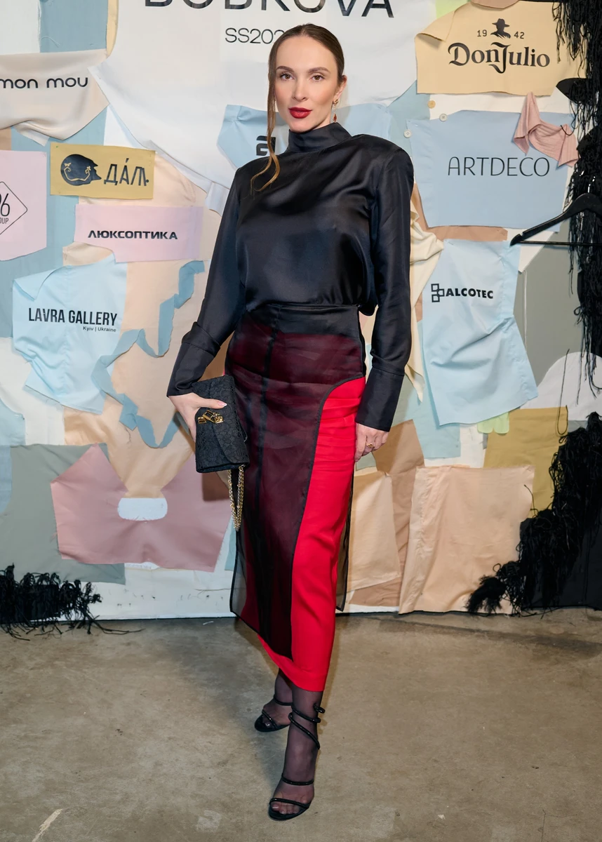 Ірина Адоніна у шовковому луці попозувала на показі BOBKOVA